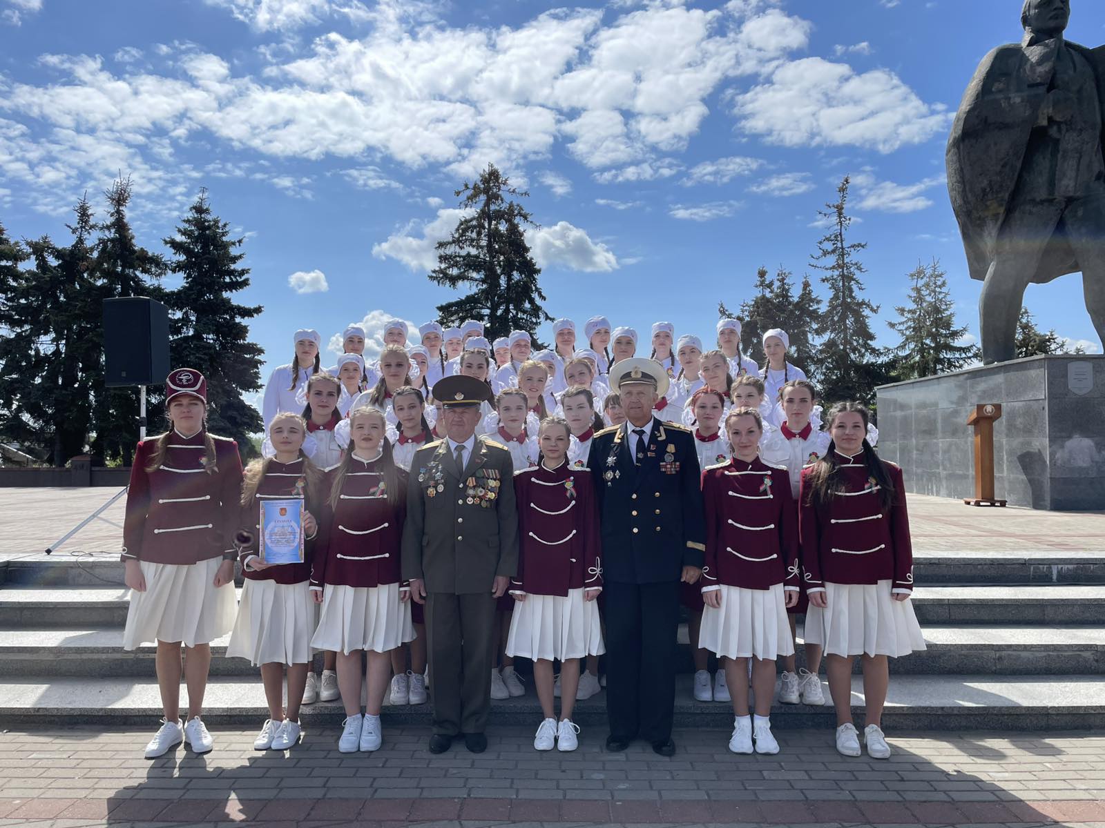 Read more about the article Конкурс песни и строя «Несокрушимая и легендарная» прошел на главной площади Пинска